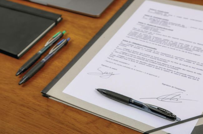 Uni-Ball Signo 207E Rollerball Gel Pen Black (Pack of 12) 308668000 image 3